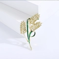 Dettaglio spilla a forma di spiga dorata con cristalli gialli e smalto verde - Giallo 3447