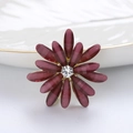 Elegante dieppaarse bloembadge met doorschijnende bloembladen en sprankelende strass - Roze