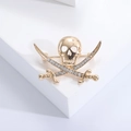 Spilla pirata con teschio dorato e spade incrociate decorata con strass luminosi - Oro (MM-BR-Oro-3436-GD)