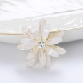 Elegante Gänseblümchen-Brosche mit cremeweißen Blütenblättern, Diamant und Goldbasis - Weiß
