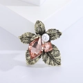 Broche de flor vintage en acabado oro antiguo con cristal rosa y perla blanca - Rosa