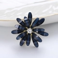 Elegante madeliefjesbroche met gestreepte bloemblaadjes en kristal op goud - Blauw
