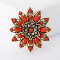 Dettaglio della spilla a girasole in oro vintage con perline marquise rosse vivaci - Rosso Reale