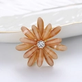 Elegante amberkleurige bloemspeld met gouden glansblaadjes en sprankelende diamant - Champagne