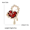 Broche de corazón en metal líquido dorado con esmalte rojo y medidas detalladas - Corazón Líquido Dorado (MM-BR-3435-GD)