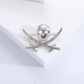 Spilla pirata con teschio e spade incrociate in argento con strass luminosi - Argento (MM-BR-Argento-3436-SL)