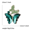 Vista dettagliata della spilla a farfalla in cristallo verde con dimensioni 3,3 cm x 2,9 cm - Verde