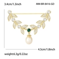 Elegante goldene Blattbrosche mit Zirkonia, Smaragd-Edelstein und Perlenanhänger-Detail - Gold