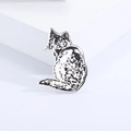 Spilla gatto minimalista in smalto argento e nero su sfondo geometrico bianco - Argento