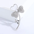 Eleganter Kleeblatt-Brosche mit weißer Muschel, glänzenden Kristallen und Perlen - Silber