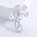 Vista macro della spilla a fiore con petali in smalto bianco, perle e un cristallo marquise - Argento