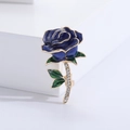 Nahaufnahme der dunkelblauen Emaille-Rosenbrosche mit goldenen Rändern und Kristallstiel - Blau