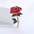 Eleganter 3D Rosen-Brosche in Rot mit Emaille, Gold-Finish und Kristall-Akzenten - Rot