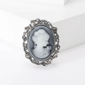 Vista dettagliata della spilla vintage a rilievo con cammeo bianco e cristalli grigi - Grigio (MM-BR-Grigio-3485-BK)