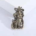 Broche guerrier Guan Yu en laiton antique avec armure et finitions détaillées - Bronze Antique