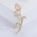 Eleganter goldener Tulpen-Brosche mit rosa Edelsteinen und Zirkon auf weißem Display - Gold