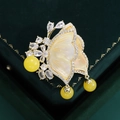 Elegante broche de mariposa dorado con alas de nácar amarillo y piedras de circón - Amarillo