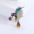Squisita spilla colibrì con cristalli e smalto colorato su supporto bianco geometrico - Stile Colibrì in Strass Bianco (MM-BR-3440-WH)