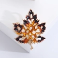 Spilla a foglia d'acero dorata con smalto sfumato arancione su supporto bianco - Rosso (MM-BR-Rosso-3496-RD)