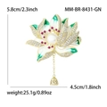 Elegante spilla a fiore di loto con petali in smalto, centro in perla e dimensioni di 5,8 cm - Stile Loto Verde (MM-BR-8431-GN)