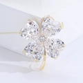 Elegante spilla a quadrifoglio con scintillanti zirconi a forma di cuore e base dorata - Bianco (8435)