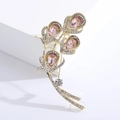 Elegante vergulde broche met roze druppelkristallen en sprankelende witte strass-stenen - Roze (MM-BR-3499-PK)