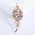 Spilla a piuma dorata alla moda con cristallo rosa e dettagli in smalto colorato - Rosa
