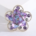 Elegante spilla a fiore con cristalli viola e blu su base dorata per giacche e abiti - Viola