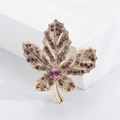 Elegante spilla a foglia d'acero con strass multicolori su lega placcata in oro lucido - Base Oro Viola