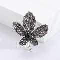 Squisita spilla a foglia di acero con strass viola e neri su base in lega vintage - Base Argento Blu