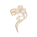 Broche de trébol dorado con pétalos de concha blanca y perla central de estilo lujoso - Blanco