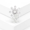 Elegante spilla a fiore bianca con perla e nappe su un espositore minimalista - Argento (MM-BR-3558)