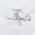 Spilla strega alla moda in lega d'argento con strass e perla bianca su fondo bianco - Stile Argento (MM-BR-3502-SL2)
