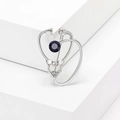 Spilla a stetoscopio a forma di cuore con cristallo blu scuro e metallo argento - Stile Stetoscopio a Cuore (MM-BR-3543) / Blu Inchiostro
