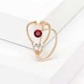 Spilla a stetoscopio dorata con grande cristallo rosso e accenti bianchi a cuore - Stile Stetoscopio a Cuore (MM-BR-3543) / Rosso