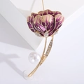 Detailaufnahme einer eleganten lila Emaille-Lotusbrosche mit Goldrand und Perlen - Lila