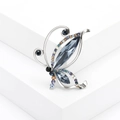 Close-up van elegante zilveren vlinderbroche met veelkleurige strass-steentjes op display - Blauw