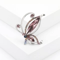 Detail van de elegante vlinderbroche met paarse strass op een witte standaard - Paars