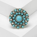 Spilla barocca vintage con perline turchesi e filigrana dorata su supporto bianco - Blu Turchese