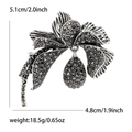 Détail d'une broche fleur rétro en strass avec pendentif goutte et dimensions précises - Noir Brillant 3610-BK