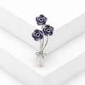 Eleganter Brosche mit lila Emaille-Rosen, Zirkonia-Inlay und silberner Schleife - Lila