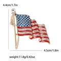 Spilla bandiera americana in smalto con strass e nappe su sfondo bianco pulito - Oro