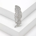 Elegante broche en forma de pluma con brillantes diamantes de imitación blancos y baño de plata - Plateado