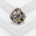 Spilla vintage di strass con cristalli colorati su una piattaforma geometrica bianca - Grigio (MM-BR-3657-GY)