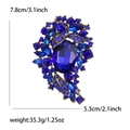 Spilla vintage in lega dorata con grande cristallo blu scuro e strass a navette - Blu