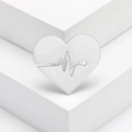 Broche cœur argentée minimaliste avec découpe ECG sur un support blanc - Argenté