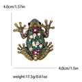 Broche de rana vintage dorado con pedrería de colores y detalles florales mixtos - Verde