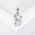 Makroaufnahme von Silber-Noten-Bauchnabelpiercing mit Zirkonia und Vier-Klauen-Fassung - Silber