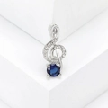 Makroaufnahme von Violinschlüssel-Anhänger mit kleinen Diamanten und blauem Edelstein - Blau