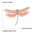 Dettaglio della spilla a forma di libellula in smalto rosa con dimensioni in cm e pollici - Rosa (MM-BR-0976)
